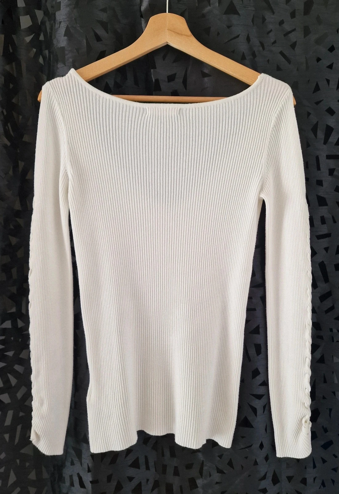 Suéter Guess blanco crema con hombros descubiertos mangas trenzadas T40 – photo 3